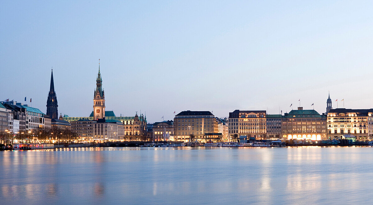 Blick von der Binnenalster auf die Wasserfront mit dem Hamburger Rathaus