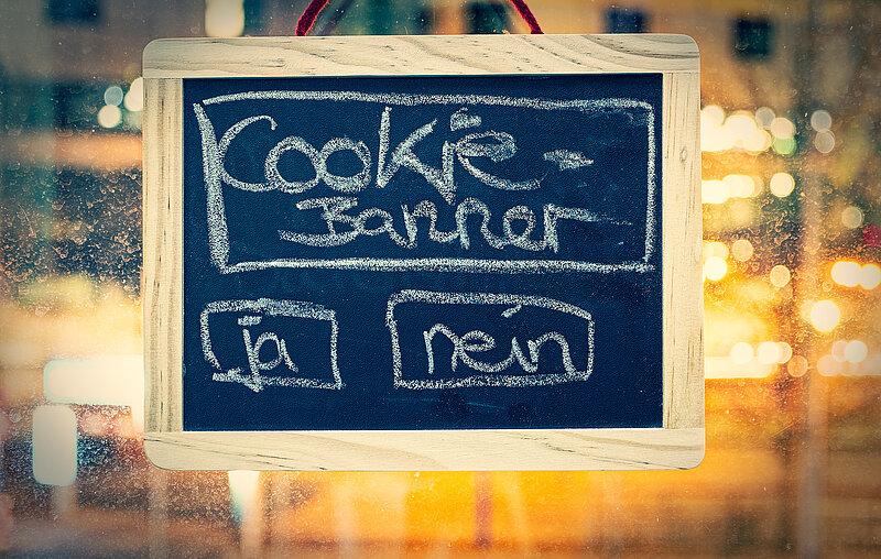 Eine Restaurant-Tafel, auf der in Kreide Cookie-Banner geschrieben steht