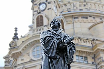 Eine Bronzeskulptur von Martin Luther vor der Dresdner Frauenkirche