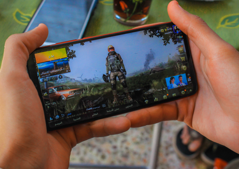 Bild zeigt ein Smartphone auf dem ein Online-Spiel gespielt wird.