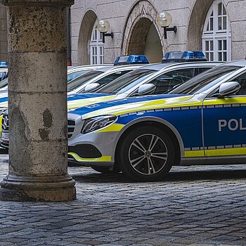 Bild von parkenden Polizeiautos